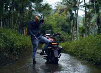 How to Mount an Action Camera on a Motorcycle Helmet How to Mount an Action Camera on a Motorcycle Helmet